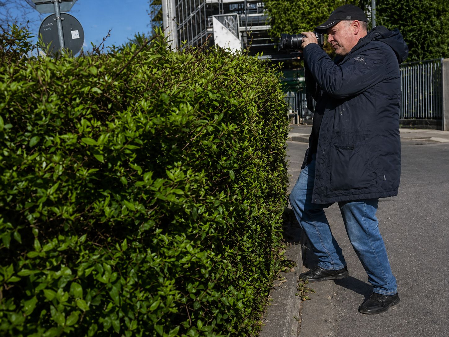 Investigatore privato Saros in attività di osservazione e fotosorveglianza a Milano